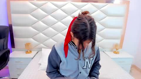 Snapshot of miaqueen021 chatting on 02/10/25, 12:39 Sweetie Mia online show from 02/10/25, 12:39