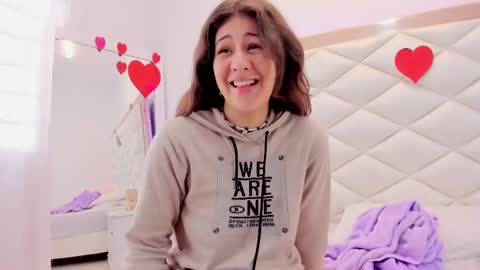 Snapshot of miaqueen021 chatting on 02/14/25, 06:40 Sweetie Mia online show from 02/14/25, 06:40