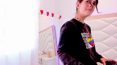 Snapshot of miaqueen021 chatting on 02/19/25, 03:49 Sweetie Mia online show from 02/19/25, 03:49