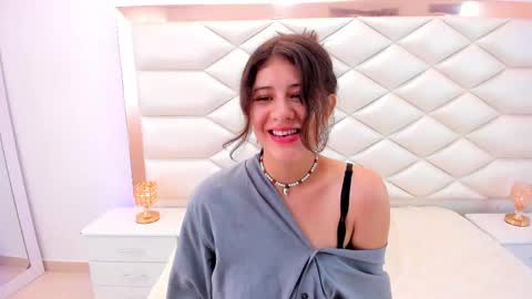 Snapshot of miaqueen021 chatting on 02/20/25, 03:30 Sweetie Mia online show from 02/20/25, 03:30