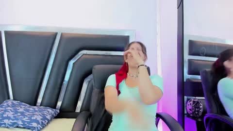 Snapshot of miaqueen021 chatting on 02/21/25, 09:43 Sweetie Mia online show from 02/21/25, 09:43