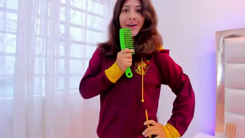 Snapshot of miaqueen021 chatting on 02/24/25, 12:37 Sweetie Mia online show from 02/24/25, 12:37