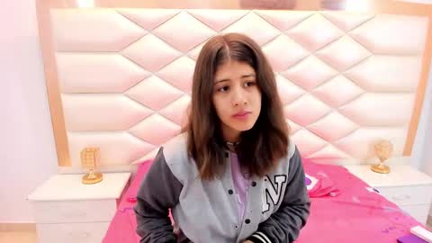 Snapshot of miaqueen021 chatting on 02/27/25, 12:23 Sweetie Mia online show from 02/27/25, 12:23