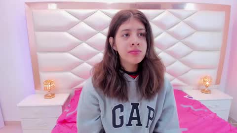 Snapshot of miaqueen021 chatting on 03/08/25, 12:30 Sweetie Mia online show from 03/08/25, 12:30