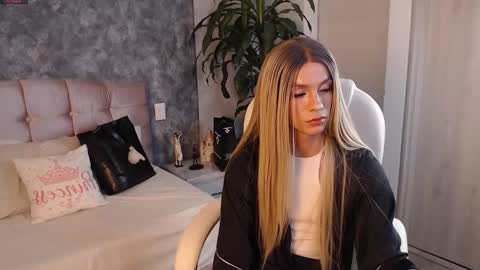 Snapshot of miaromanove_ss chatting on 09/11/25, 06:35 Mia Romanove online show from 09/11/25, 06:35