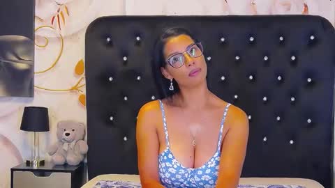 Mia online show from 10/03/25, 12:02