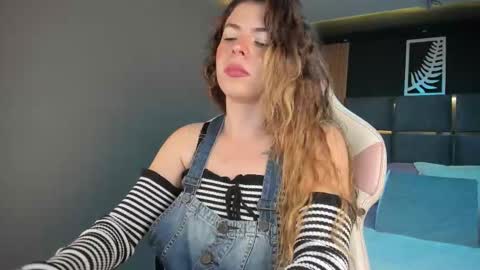 miatorres4 online show from 10/25/25, 03:58