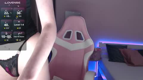 Sofia online show from 11/18/25, 01:37