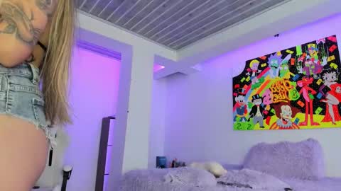 Mia Villalobos online show from 11/17/25, 10:04