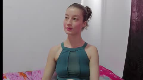 Snapshot of miavolkova_ chatting on 10/27/25, 07:18  Chloe  online show from 10/27/25, 07:18