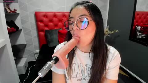 Snapshot of miawils_ chatting on 02/17/25, 10:36 M I A W I L S online show from 02/17/25, 10:36