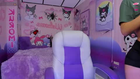 Snapshot of michell__petit_ chatting on 10/15/25, 11:54 michell__petit_ online show from 10/15/25, 11:54