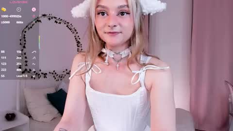 Snapshot of michellecoy chatting on 09/26/25, 10:25 Michelle online show from 09/26/25, 10:25