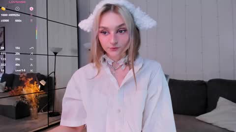 Snapshot of michellecoy chatting on 10/03/25, 09:45 Michelle online show from 10/03/25, 09:45