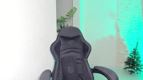 Michellee online show from 12/18/25, 05:08