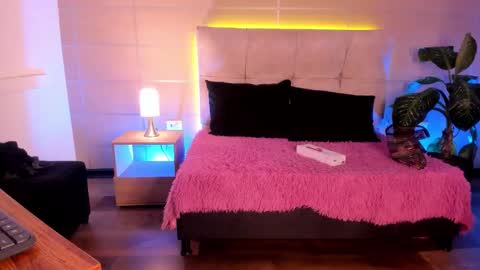 michonne_09 online show from 12/21/25, 12:51