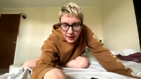 midnightmochi2 online show from 05/09/26, 04:23
