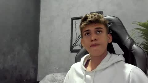 Snapshot of miguel_hz chatting on 12/05/24, 12:11 Miguel Hernandez online show from 12/05/24, 12:11