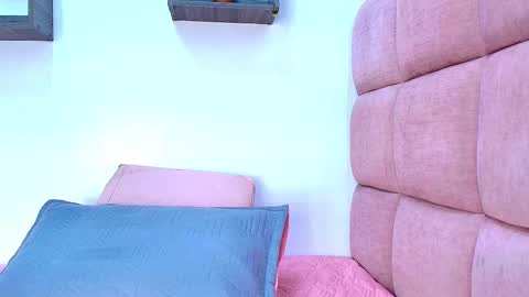 Snapshot of miia_01_ chatting on 09/23/25, 11:57 Mia  online show from 09/23/25, 11:57