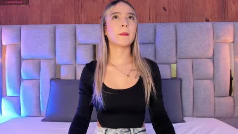 Snapshot of miia_reeves_ chatting on 04/28/26, 11:26 Mia online show from 04/28/26, 11:26