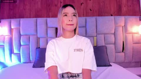 Snapshot of miia_reeves_ chatting on 05/16/26, 11:09 Mia online show from 05/16/26, 11:09