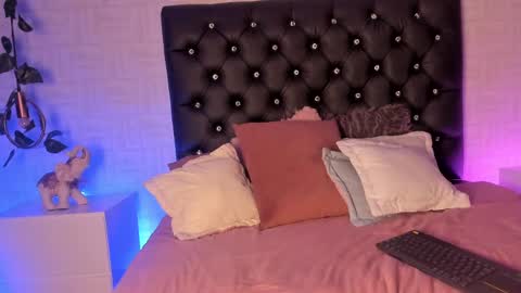 Snapshot of miia_taylor_1_ chatting on 02/26/25, 11:15 Mia online show from 02/26/25, 11:15