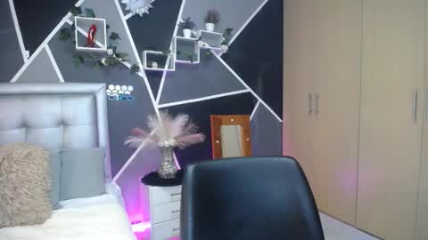 Snapshot of miiaa_k chatting on 10/21/25, 01:01 miiaa_k online show from 10/21/25, 01:01