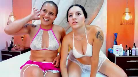 Mia y Zoe online show from 10/21/25, 03:29