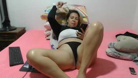 Snapshot of miilu74 chatting on 10/02/25, 04:36 Miilu74 online show from 10/02/25, 04:36