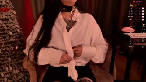 Snapshot of mika_moon_ chatting on 12/31/24, 12:43 mika_moon_ online show from 12/31/24, 12:43
