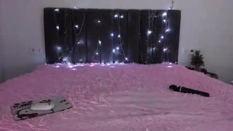 Mika online show from 12/25/24, 11:10