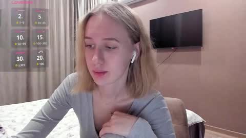 Mika online show from 10/31/25, 11:17