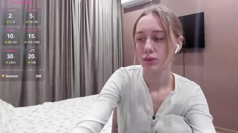 Mika online show from 11/25/25, 10:43