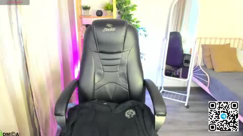 Mika online show from 04/18/26, 08:07