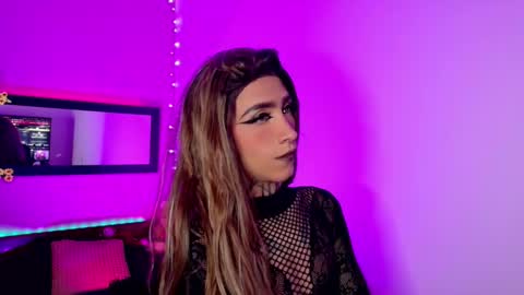 Snapshot of mikaelarangel chatting on 11/16/25, 12:38 mikaelarangel online show from 11/16/25, 12:38