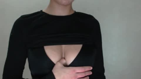 Snapshot of mikahdos chatting on 03/12/25, 11:01 SORAYA online show from 03/12/25, 11:01