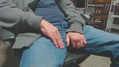 Snapshot of mike694fun chatting on 12/17/24, 10:43 mike694fun online show from 12/17/24, 10:43