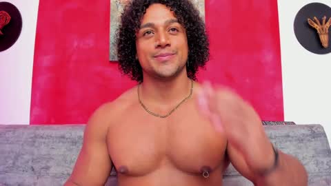 Snapshot of mike_estevess chatting on 12/19/24, 02:02   online show from 12/19/24, 02:02