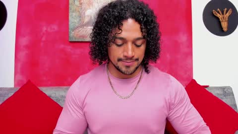 Snapshot of mike_estevess chatting on 01/05/25, 01:24   online show from 01/05/25, 01:24