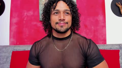 Snapshot of mike_estevess chatting on 01/08/25, 02:25   online show from 01/08/25, 02:25