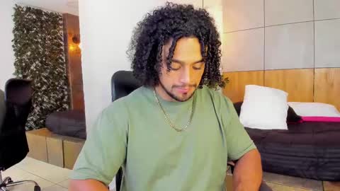 Snapshot of mike_estevess chatting on 03/04/25, 07:19   online show from 03/04/25, 07:19