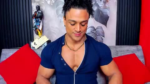 Snapshot of mike_estevess chatting on 10/21/25, 05:08   online show from 10/21/25, 05:08