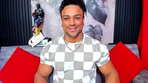 Snapshot of mike_estevess chatting on 10/26/25, 09:37   online show from 10/26/25, 09:37