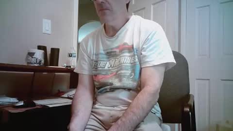 Snapshot of mikewulds chatting on 05/10/26, 01:49 Mike online show from 05/10/26, 01:49