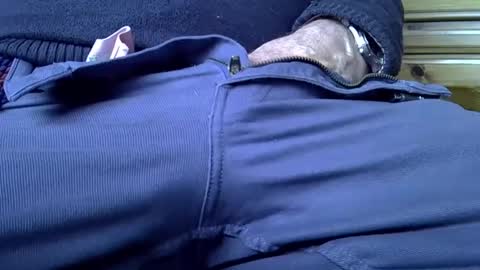 Snapshot of mikeybed chatting on 12/10/24, 01:44 mikeybed online show from 12/10/24, 01:44