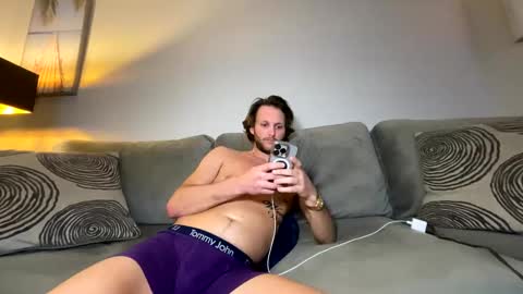 Snapshot of mikeywhite123 chatting on 02/26/25, 04:58 mikeywhite123 online show from 02/26/25, 04:58