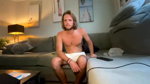 Snapshot of mikeywhite123 chatting on 09/28/25, 10:48 mikeywhite123 online show from 09/28/25, 10:48