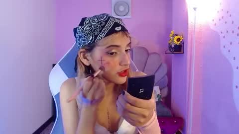 Snapshot of mikka_ela chatting on 10/17/25, 01:46 Mikka 3 online show from 10/17/25, 01:46