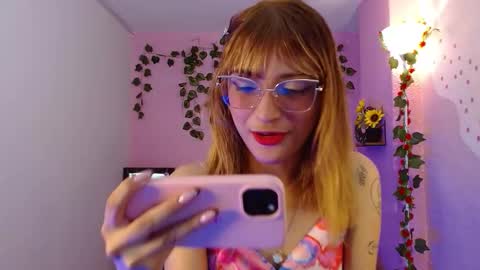 Snapshot of mikka_ela chatting on 11/13/25, 01:21 Mikka 3 online show from 11/13/25, 01:21