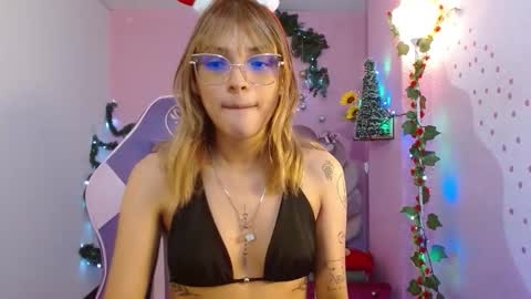 Snapshot of mikka_ela chatting on 11/28/25, 01:14 Mikka 3 online show from 11/28/25, 01:14